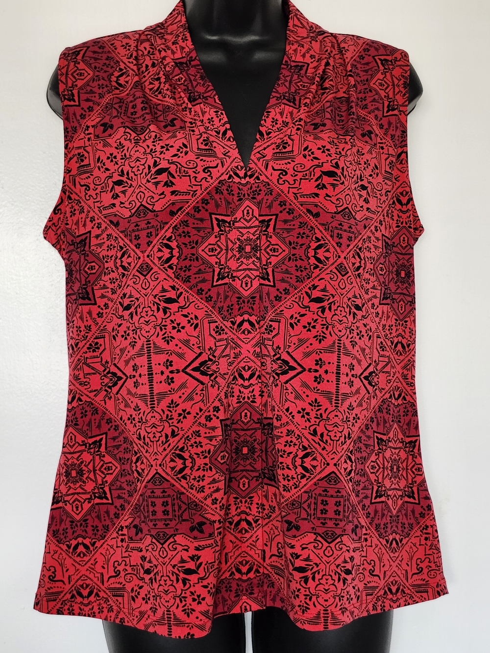 Calvin Klein Red & Black Printed Sleeveless V-Neck Camisole Size Medium